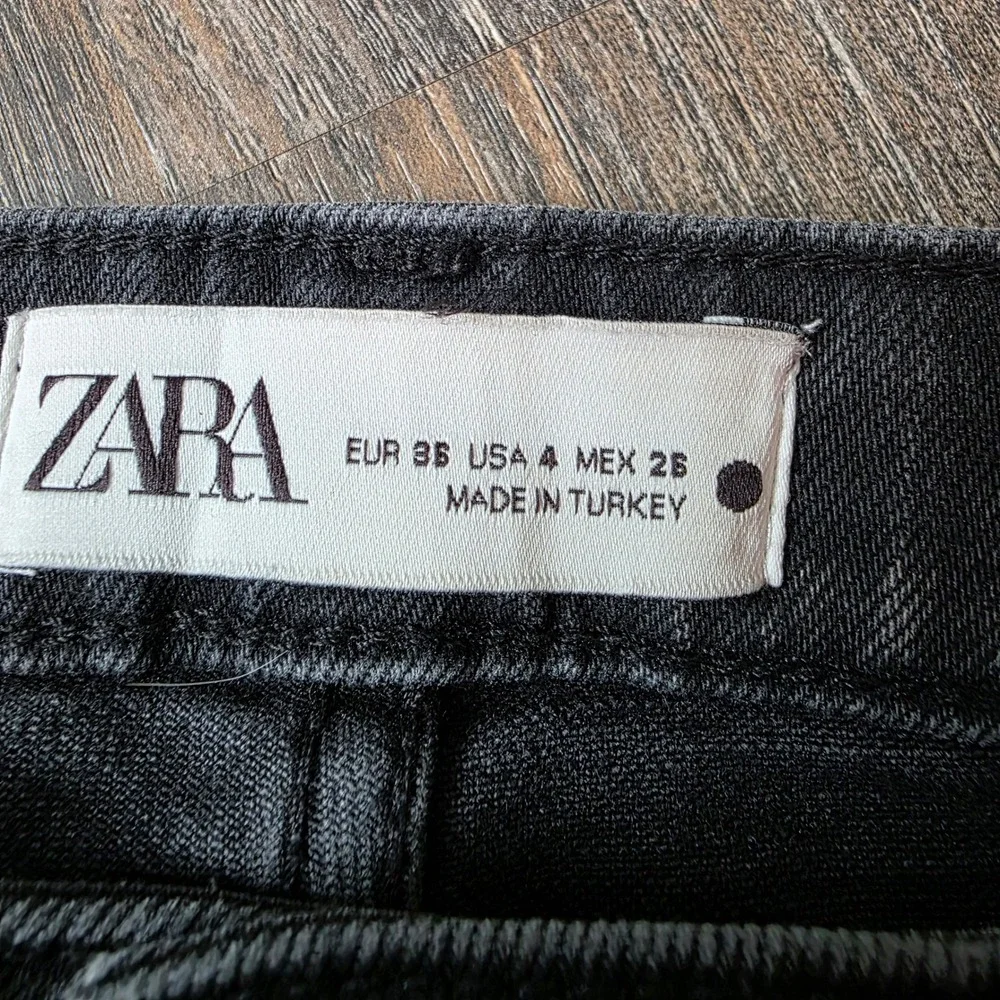 ZARA HW Slim Black Denim Straight Leg Cropped Raw Hem Jeans Women's Size 4‎